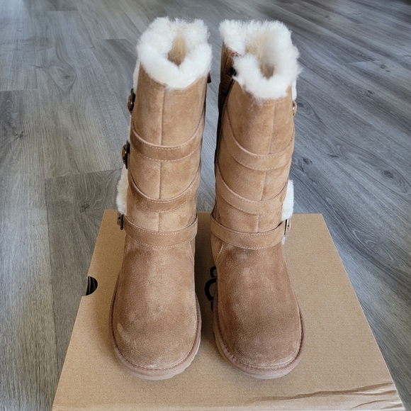 UGG Kids Maddi II Suede Boot - Picture 4 of 10